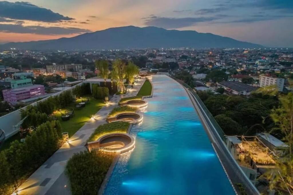 Modern Style Room With Sky Pool 古城边天际泳池公寓 Chiang Mai Bagian luar foto