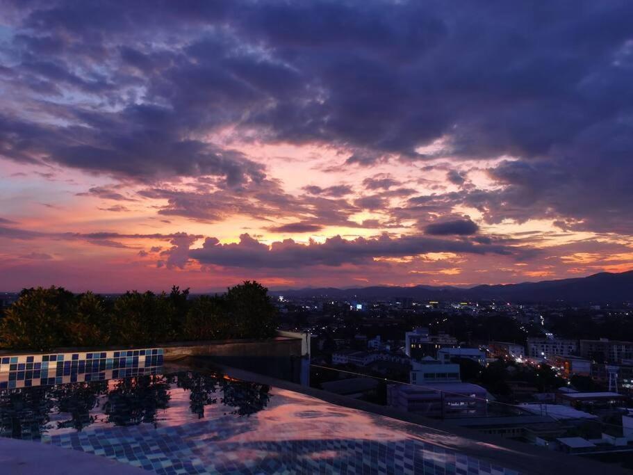 Modern Style Room With Sky Pool 古城边天际泳池公寓 Chiang Mai Bagian luar foto