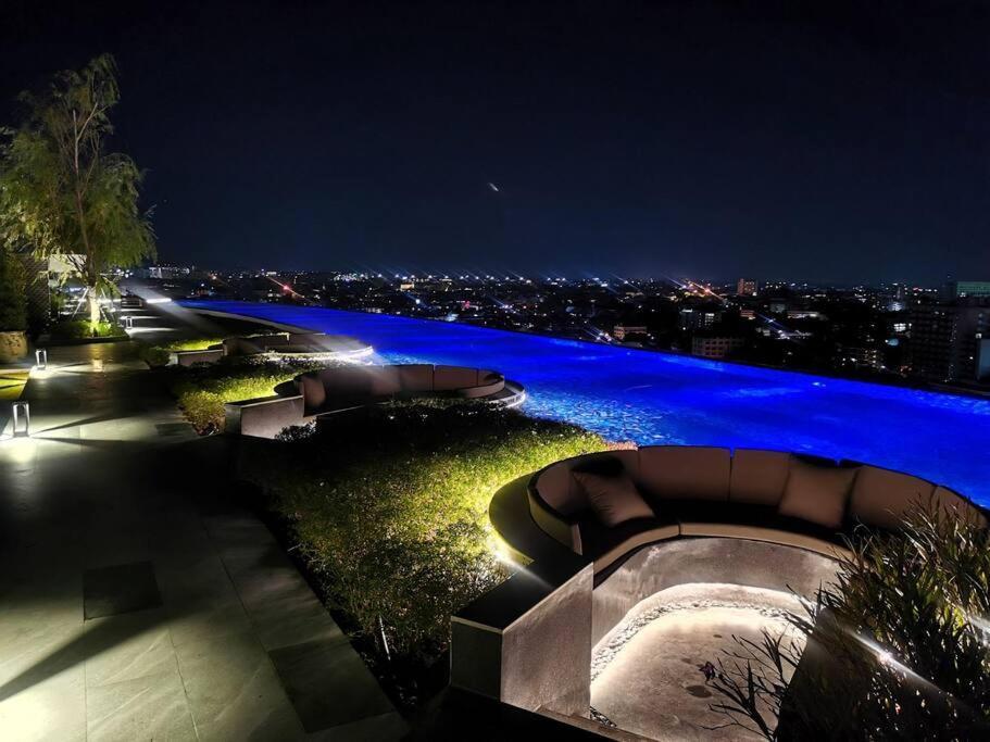 Modern Style Room With Sky Pool 古城边天际泳池公寓 Chiang Mai Bagian luar foto