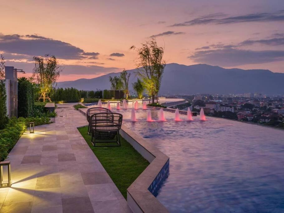 Modern Style Room With Sky Pool 古城边天际泳池公寓 Chiang Mai Bagian luar foto