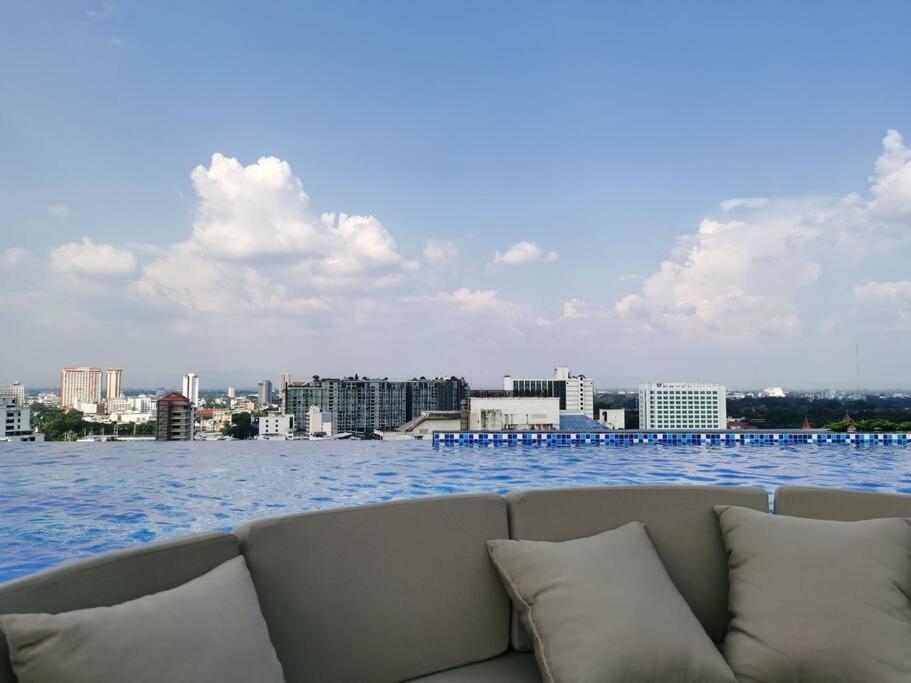 Modern Style Room With Sky Pool 古城边天际泳池公寓 Chiang Mai Bagian luar foto