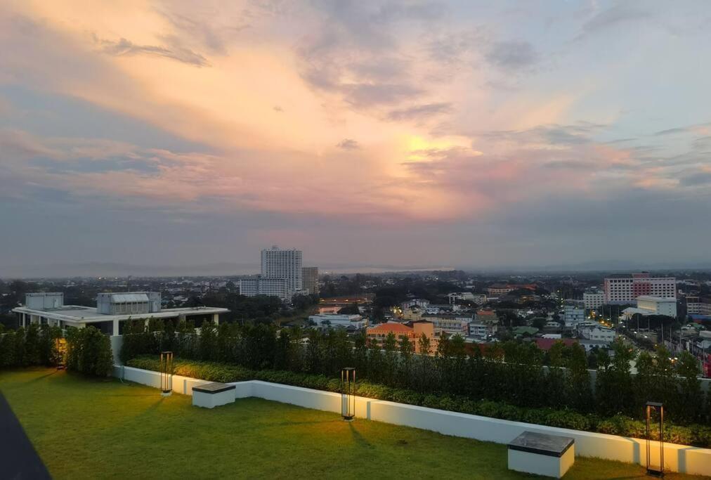 Modern Style Room With Sky Pool 古城边天际泳池公寓 Chiang Mai Bagian luar foto