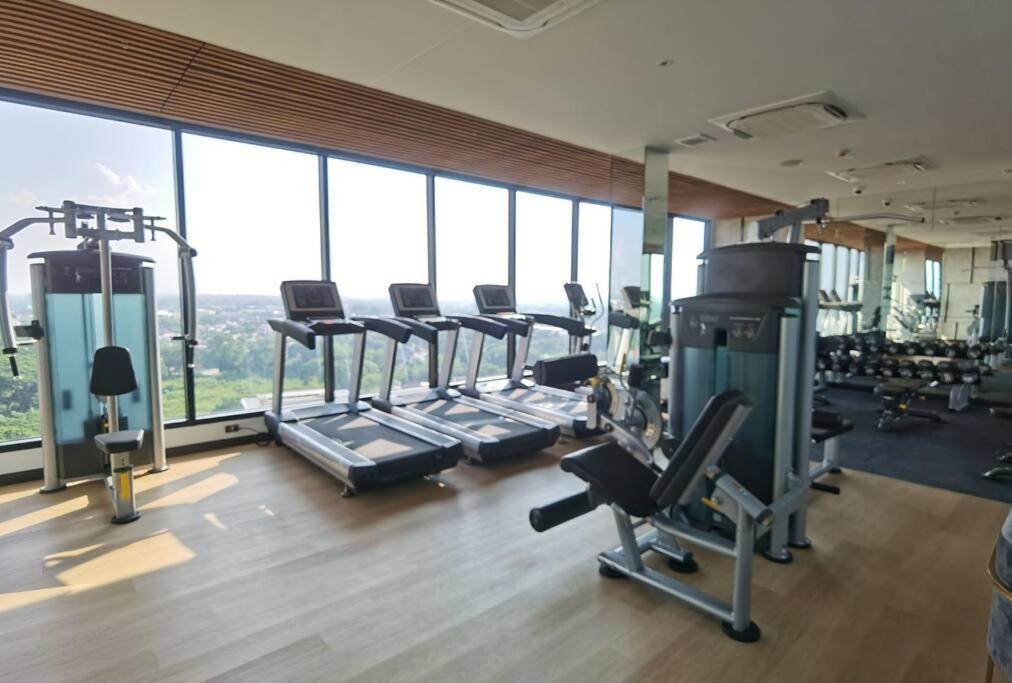Modern Style Room With Sky Pool 古城边天际泳池公寓 Chiang Mai Bagian luar foto