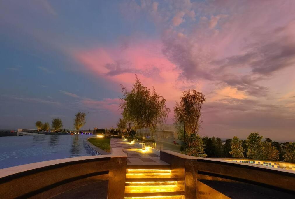 Modern Style Room With Sky Pool 古城边天际泳池公寓 Chiang Mai Bagian luar foto