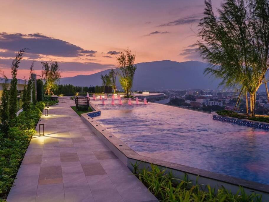 Modern Style Room With Sky Pool 古城边天际泳池公寓 Chiang Mai Bagian luar foto