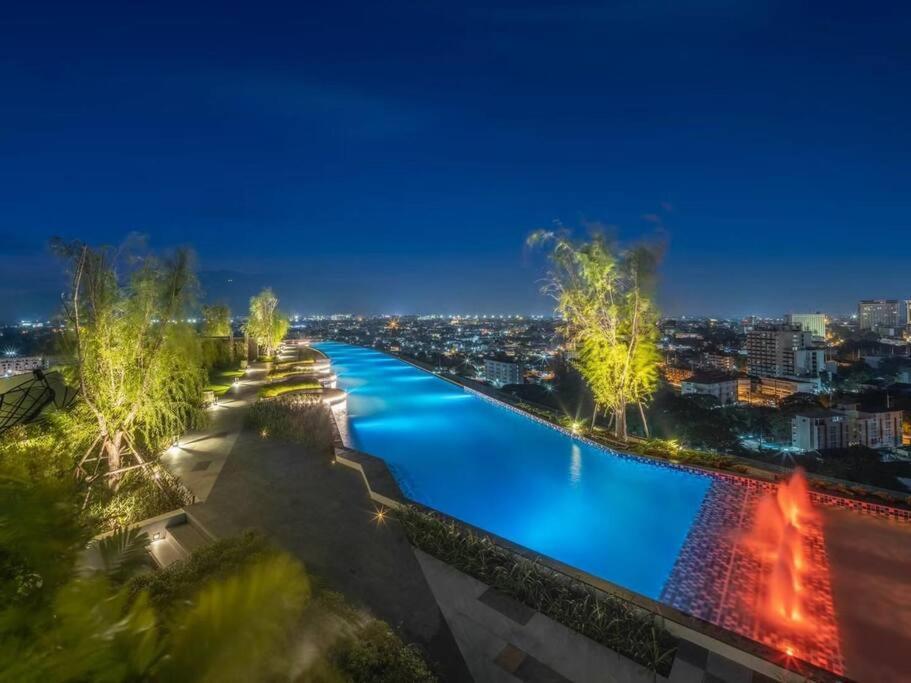Modern Style Room With Sky Pool 古城边天际泳池公寓 Chiang Mai Bagian luar foto