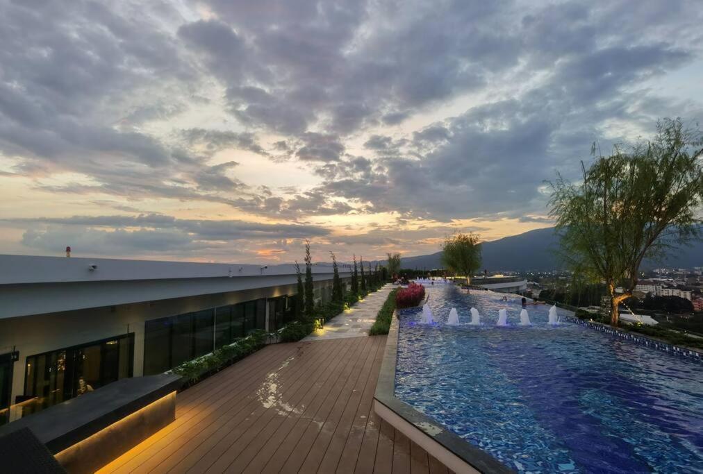 Modern Style Room With Sky Pool 古城边天际泳池公寓 Chiang Mai Bagian luar foto