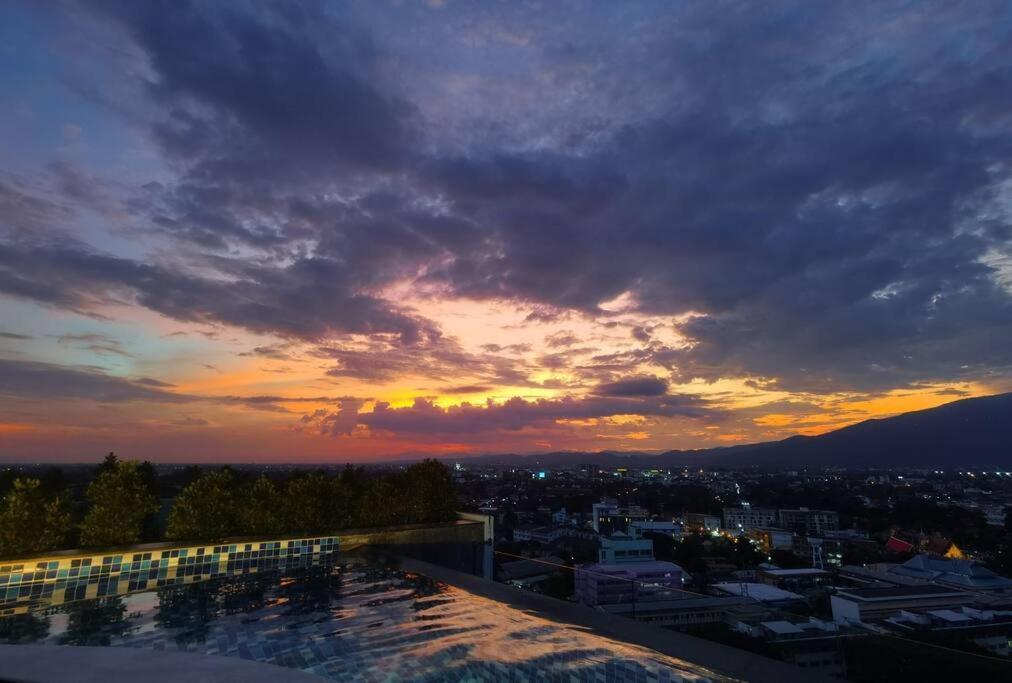 Modern Style Room With Sky Pool 古城边天际泳池公寓 Chiang Mai Bagian luar foto