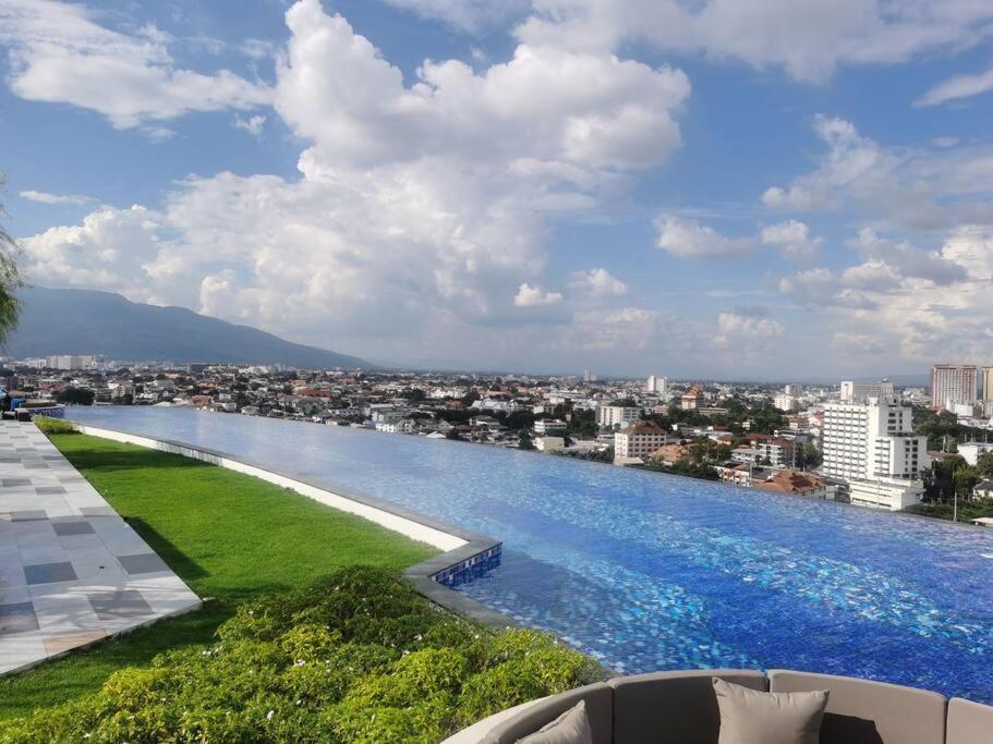 Modern Style Room With Sky Pool 古城边天际泳池公寓 Chiang Mai Bagian luar foto