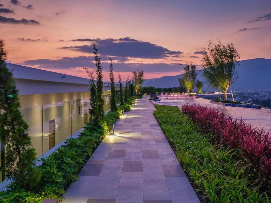 Modern Style Room With Sky Pool 古城边天际泳池公寓 Chiang Mai Bagian luar foto