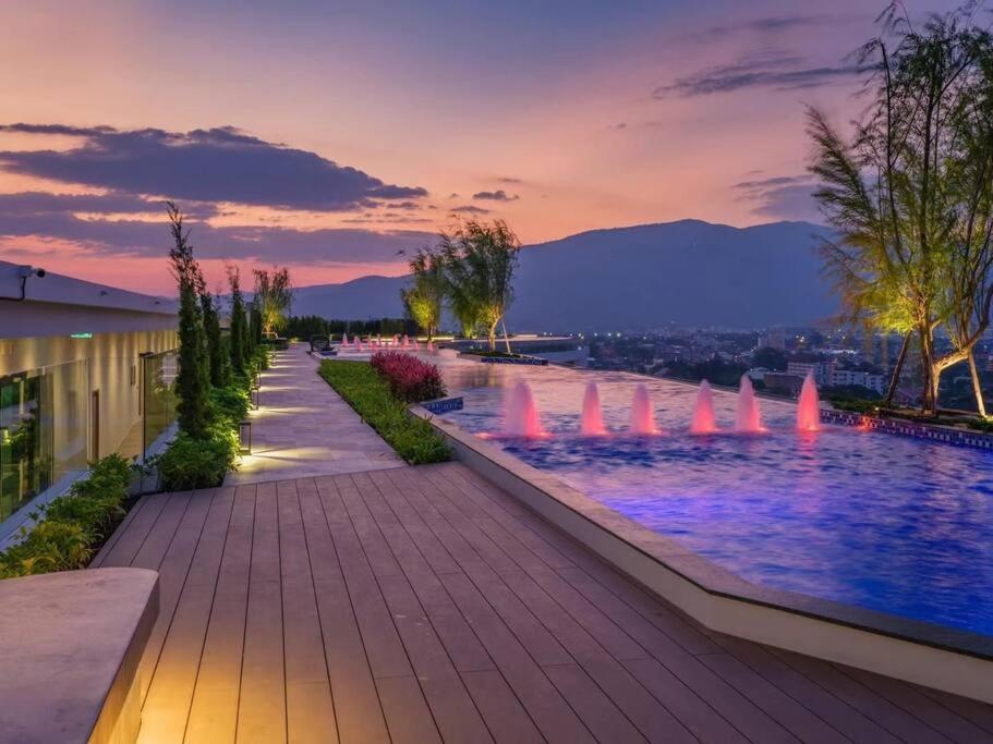 Modern Style Room With Sky Pool 古城边天际泳池公寓 Chiang Mai Bagian luar foto
