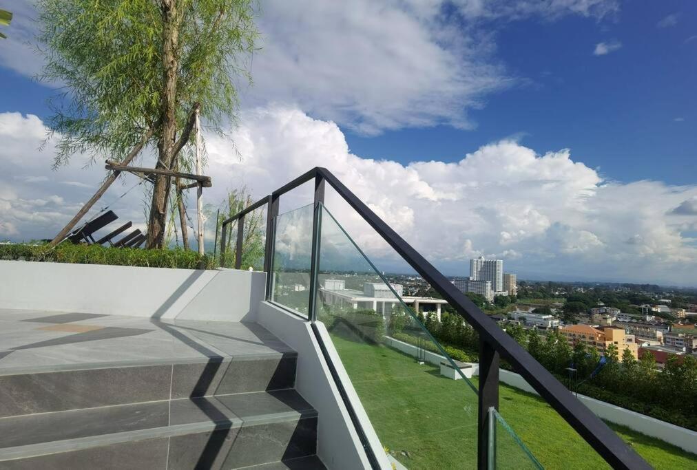 Modern Style Room With Sky Pool 古城边天际泳池公寓 Chiang Mai Bagian luar foto