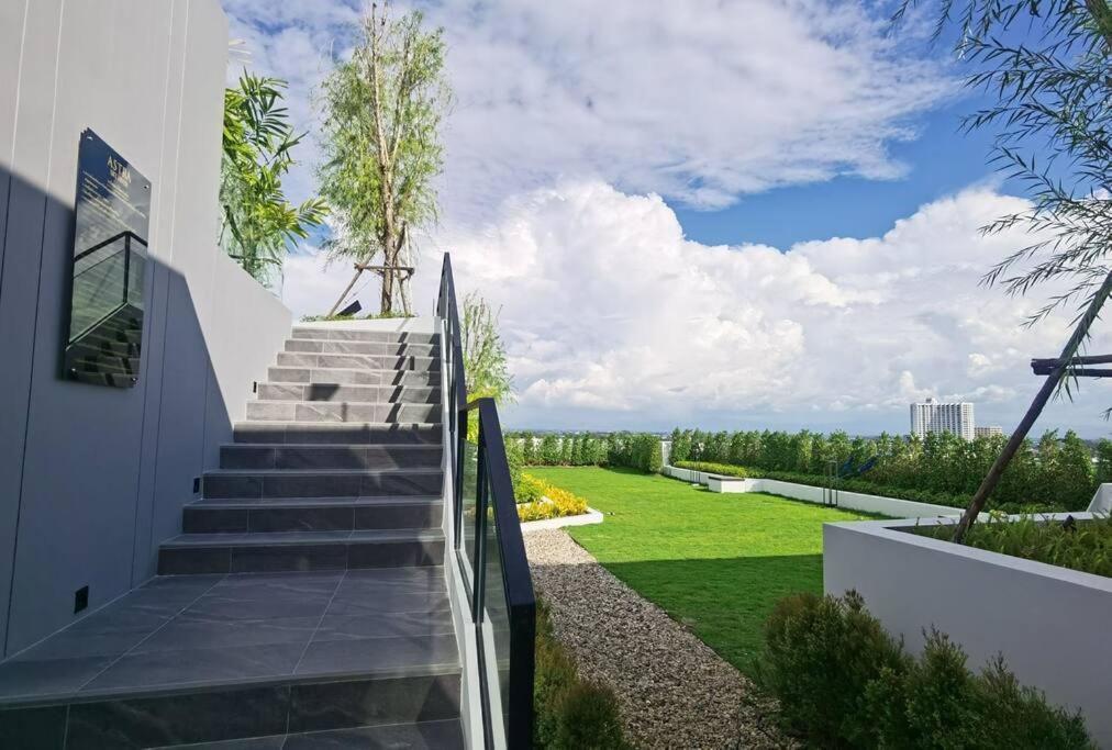 Modern Style Room With Sky Pool 古城边天际泳池公寓 Chiang Mai Bagian luar foto