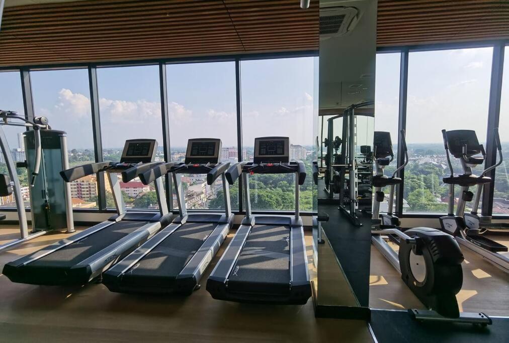 Modern Style Room With Sky Pool 古城边天际泳池公寓 Chiang Mai Bagian luar foto