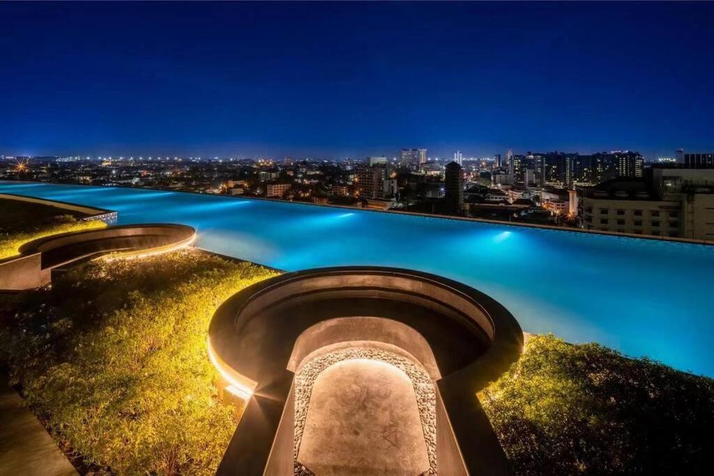 Modern Style Room With Sky Pool 古城边天际泳池公寓 Chiang Mai Bagian luar foto