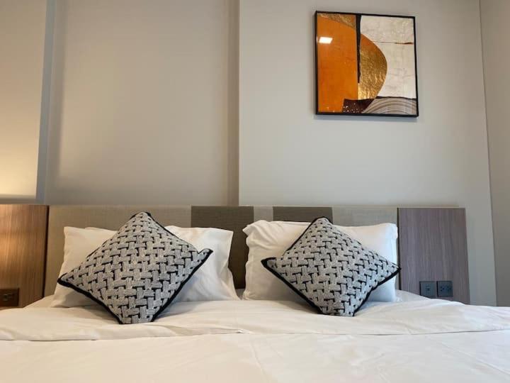 Modern Style Room With Sky Pool 古城边天际泳池公寓 Chiang Mai Bagian luar foto